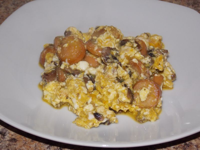 Jajecznica z parówką i pieczarkami