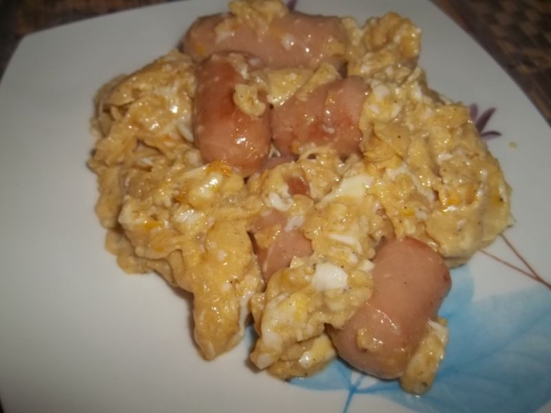 Jajecznica z parówkami Jajecznica z parówkami