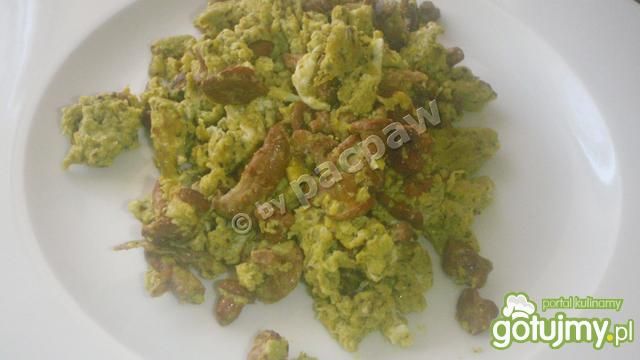 Jajecznica z pesto i kurkami