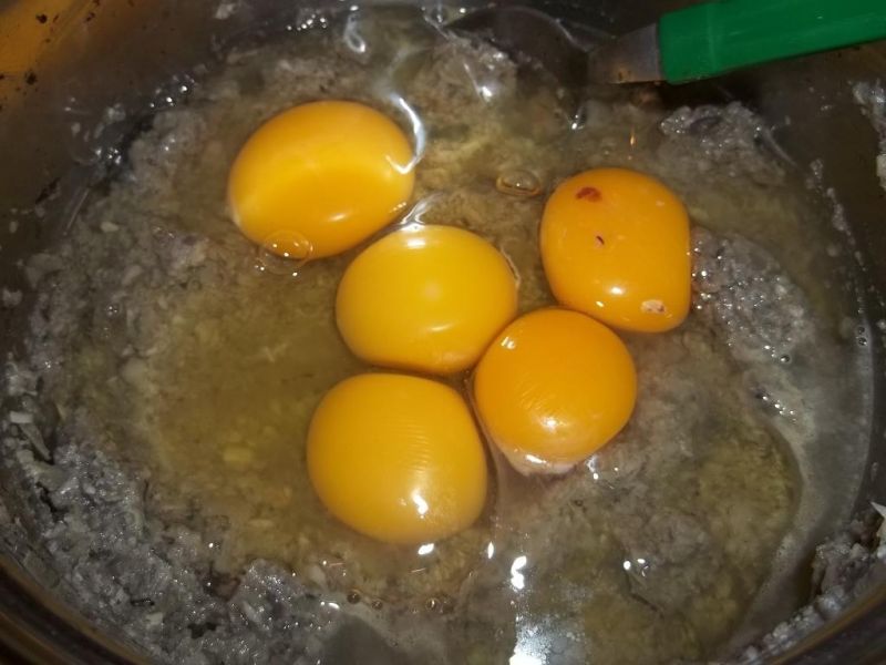 Jajecznica z pieczarkami