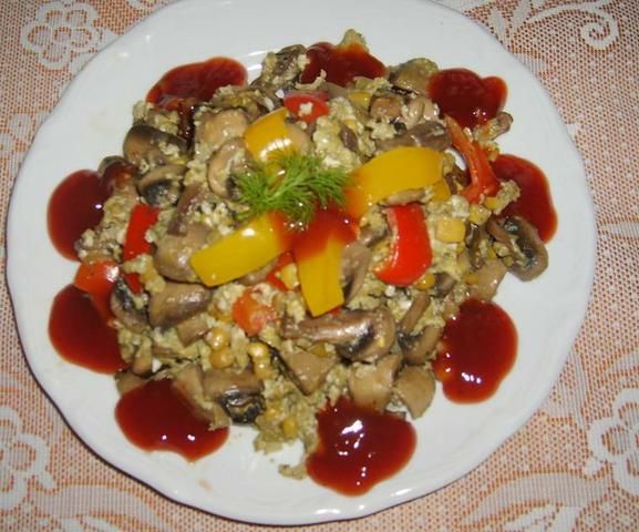 Jajecznica z pieczarkami