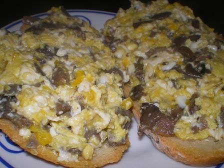 Jajecznica z pieczarkami