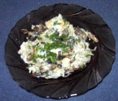 Jajecznica z pieczarkami