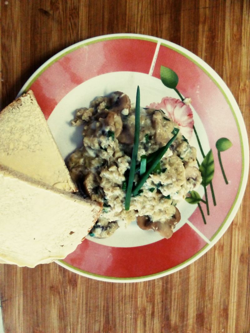 Jajecznica z pieczarkami