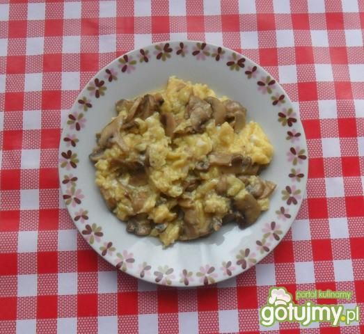 Jajecznica z pieczarkami  Jajecznica z pieczarkami