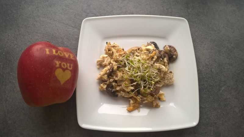 Jajecznica z pieczarkami, cebulą i czosnkiem 