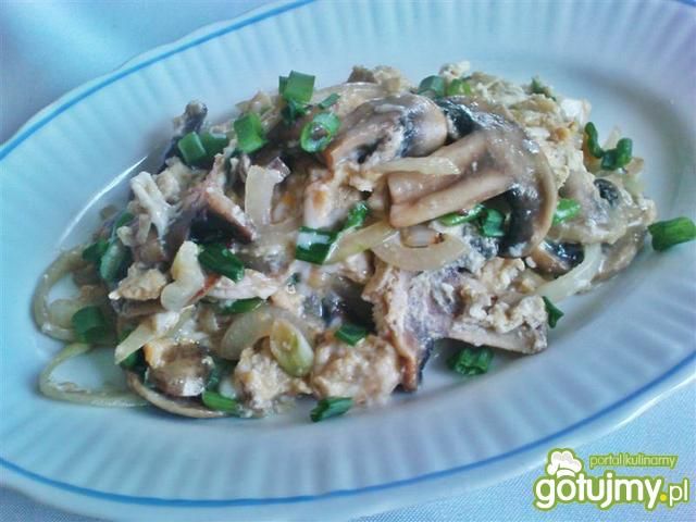 Jajecznica z pieczarkami, cebulą i szczy Jajecznica z pieczarkami, cebulą i szczy