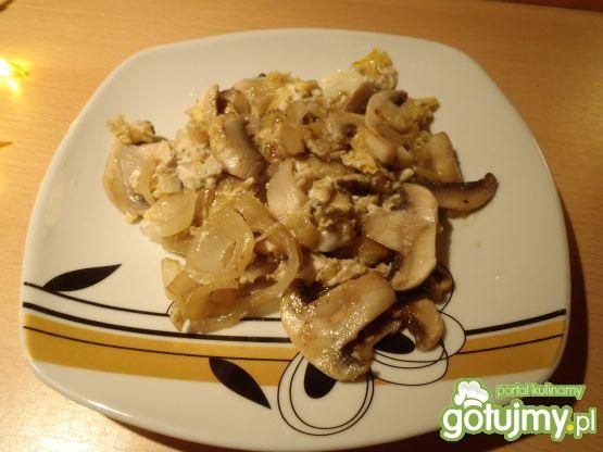 Jajecznica z pieczarkami i cebulą Jajecznica z pieczarkami i cebulą