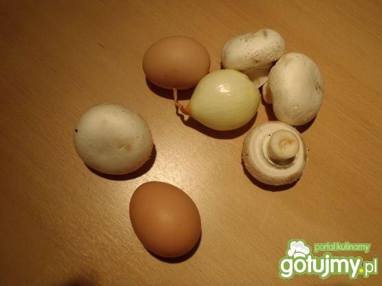 Jajecznica z pieczarkami i cebulą