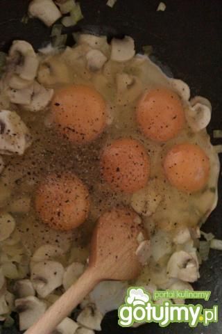 Jajecznica z pieczarkami i cebulą