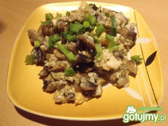 Jajecznica z pieczarkami i cebulką Jajecznica z pieczarkami i cebulką