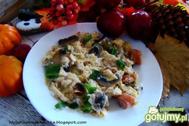 Jajecznica z pieczarkami i kabanosem 