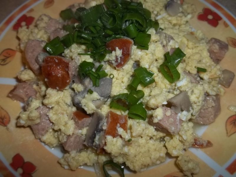 Jajecznica z pieczarkami i kiełbasą Jajecznica z pieczarkami i kiełbasą