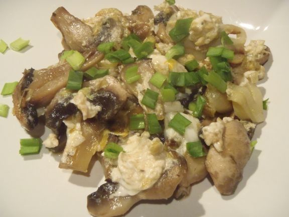 Jajecznica z pieczarkami i porem