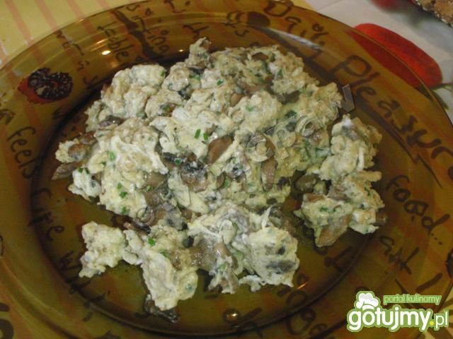 Jajecznica z pieczarkami i szczypiorkiem Jajecznica z pieczarkami i szczypiorkiem