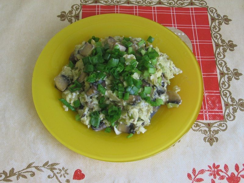 Jajecznica z pieczarkami i z porem