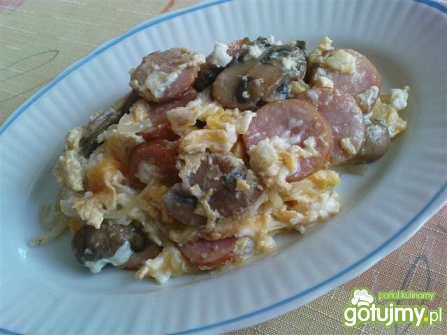 Jajecznica z pieczarkamii kiełbasą Jajecznica z pieczarkamii kiełbasą