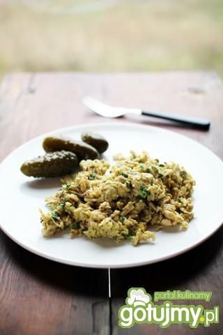 Jajecznica z pieczonym mięsem i kiełkami