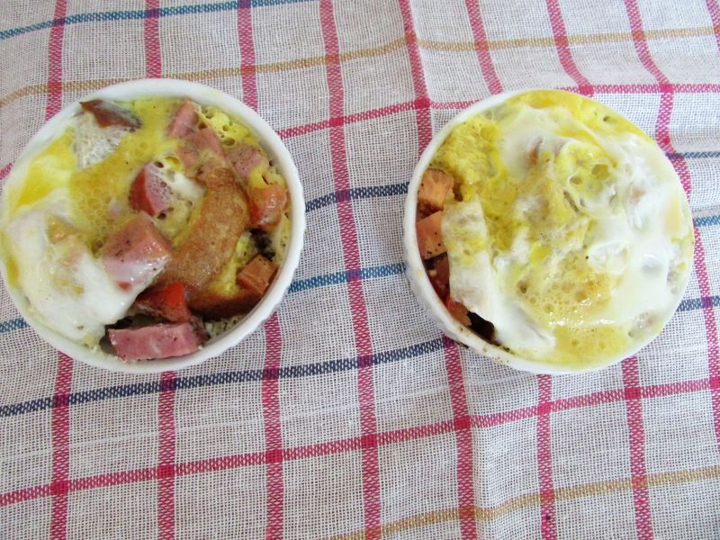 Jajecznica z piekarnika z dodatkami