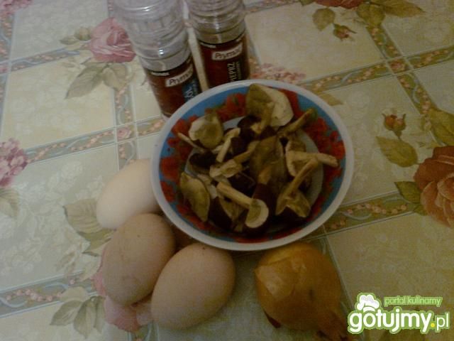 Jajecznica z podgrzybkami i cebulką