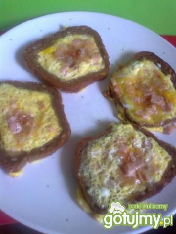 jajecznica z polędwicą na grzankach