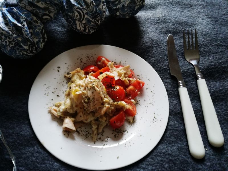 Jajecznica z polędwicą z indyka oraz pomidorkami