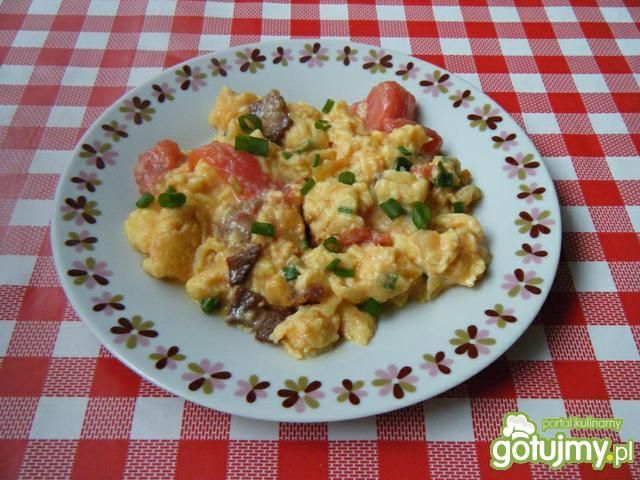Jajecznica z pomidorami i bekonem
