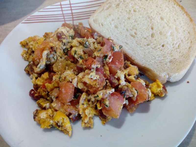 Jajecznica z pomidorami i kabanosem Jajecznica z pomidorami i kabanosem