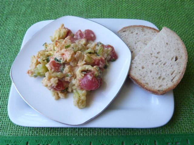 Jajecznica z pomidorami i kalafiorem Jajecznica z pomidorami i kalafiorem