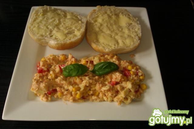 Jajecznica z pomidorami i kukurydzą 