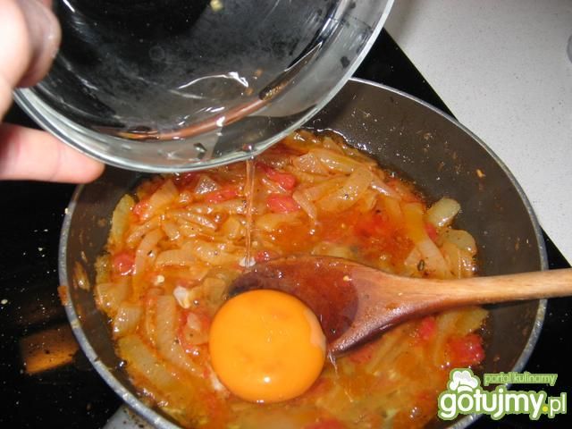 Jajecznica z pomidorami i oregano