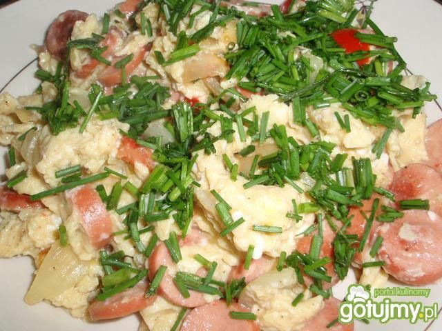 Jajecznica z pomidorami i szczypiorkiem