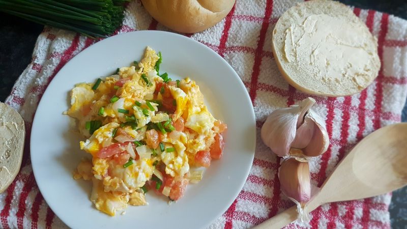 Jajecznica z pomidorami i szczypiorkiem Jajecznica z pomidorami i szczypiorkiem