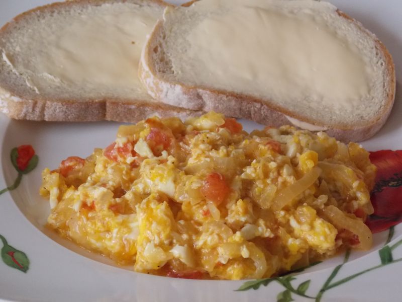 Jajecznica z pomidorami na cebuli Jajecznica z pomidorami na cebuli