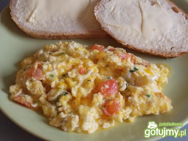 Jajecznica z pomidorami na szczypiorku