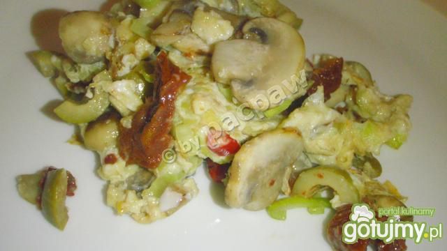 Jajecznica z pomidorami suszonymi Jajecznica z pomidorami suszonymi