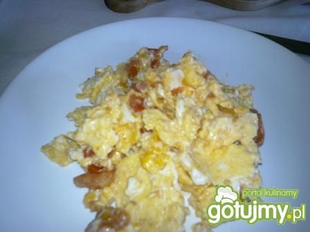 Jajecznica z pomidorem.