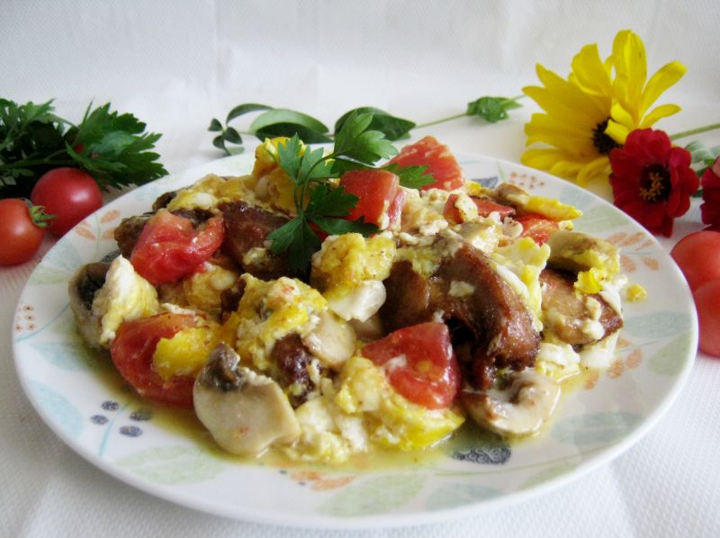 Jajecznica z pomidorem