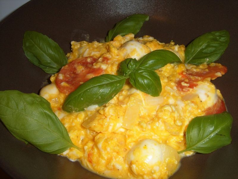 Jajecznica z pomidorem, bazylią i mozzarellą Jajecznica z pomidorem, bazylią i mozzarellą