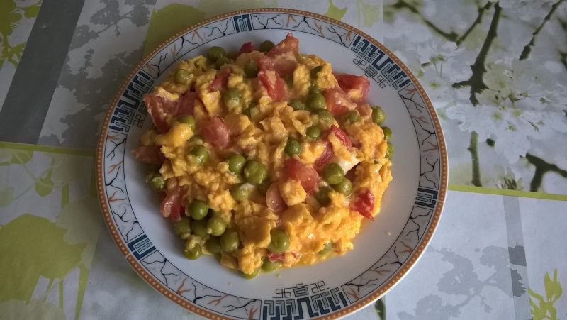 Jajecznica z pomidorem i groszkiem Jajecznica z pomidorem i groszkiem