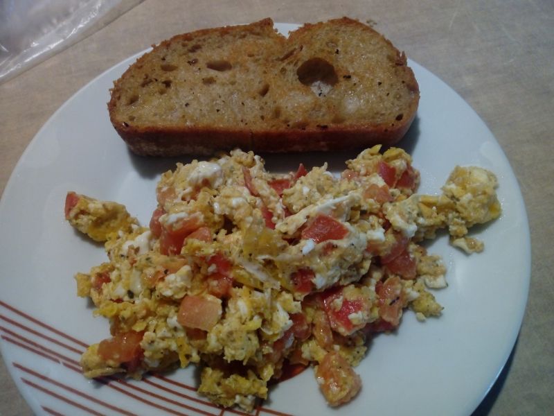 Jajecznica z pomidorem i grzanką Jajecznica z pomidorem i grzanką