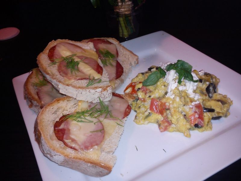 Jajecznica z pomidorem i oliwkami