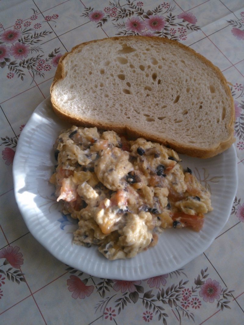 Jajecznica z pomidorem i pieczarkami