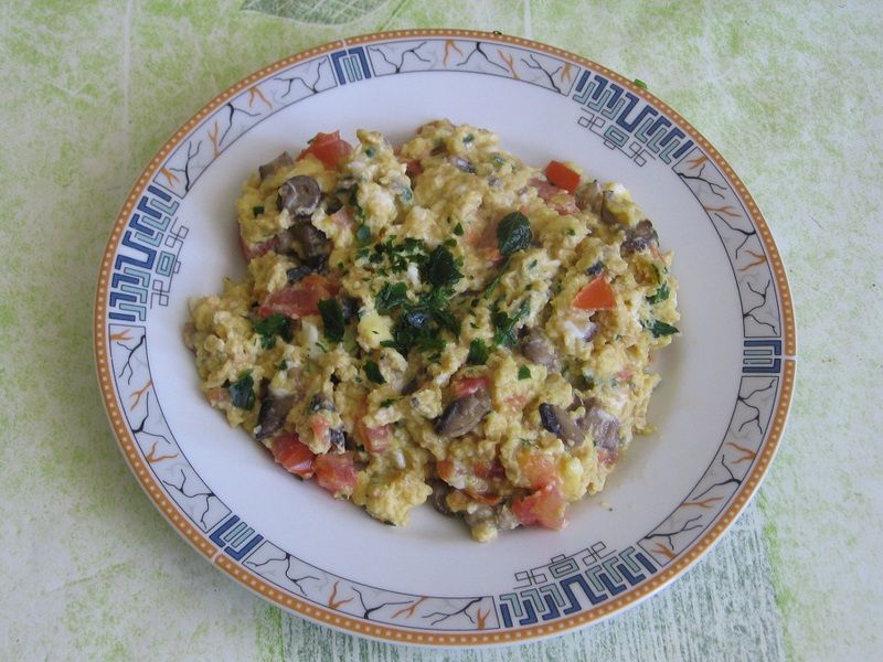 Jajecznica z pomidorem i pieczarkami 