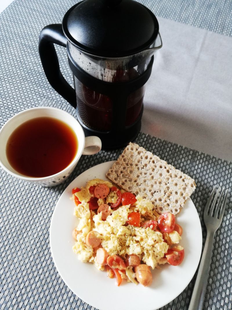 Jajecznica z pomidorkami i parówkami 