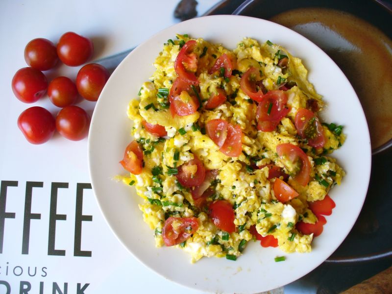 Jajecznica z pomidorkami koktajlowymi