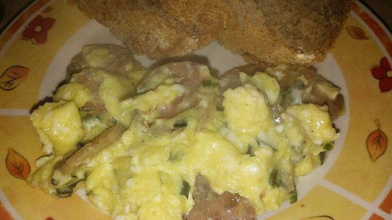 Jajecznica z porem i białą kiełbasą