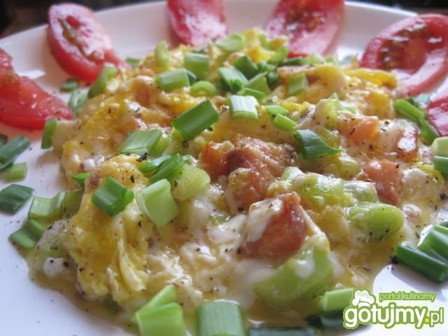 Jajecznica z porem i wędzonym łososiem Jajecznica z porem i wędzonym łososiem