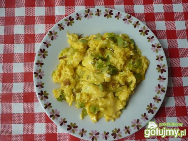 Jajecznica z porem na wędzonej słoninie.