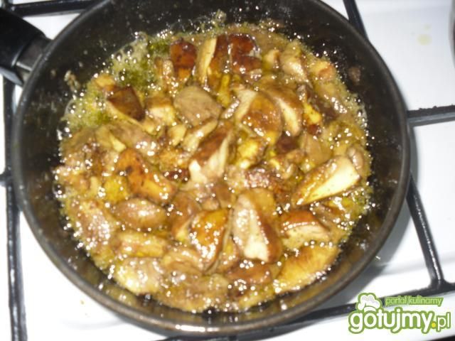 Jajecznica z prawdziwkami.